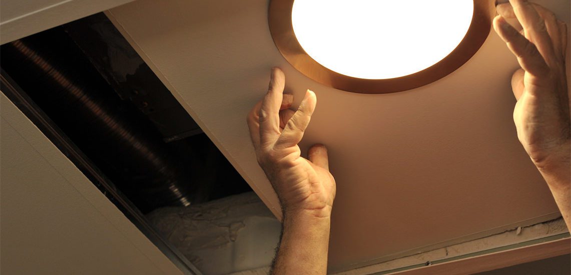 Instalación de bombilla LED / Foto: compratuled