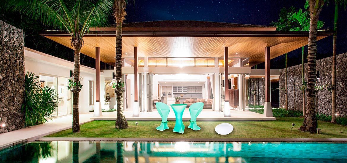 Ilumina tu jardín y la zona de la piscina con mobiliario LED