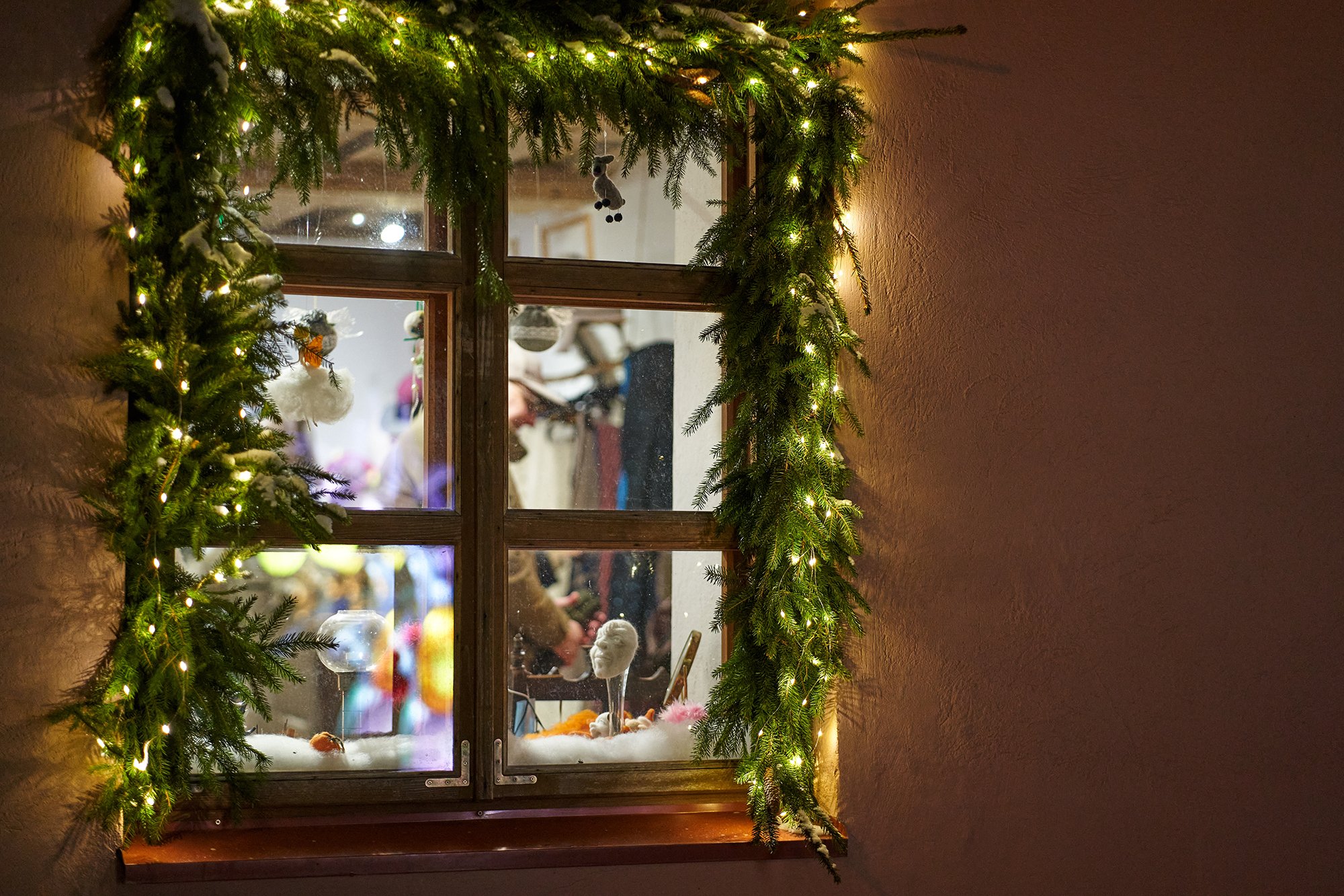 Ventana exterior con decoración de luces de Navidad