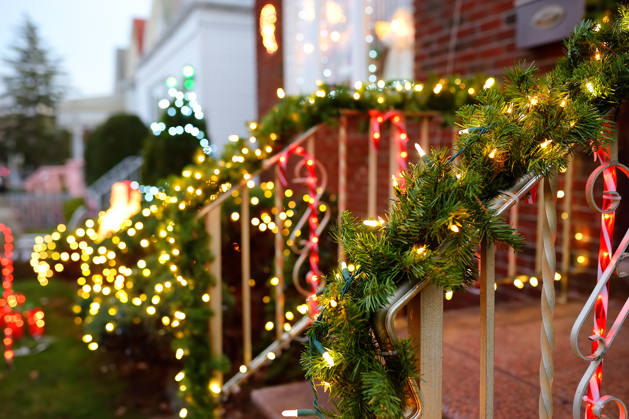 Luces de navidad decorativas en barandilla de escalera. Guirnalda led para decoración de Navidad.